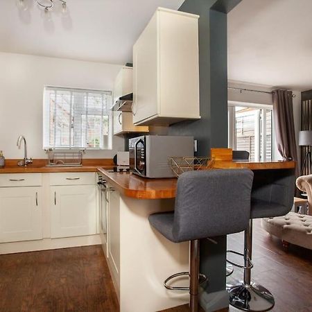 Three Bedroom House, Driveway, Bracknell Centre Εξωτερικό φωτογραφία
