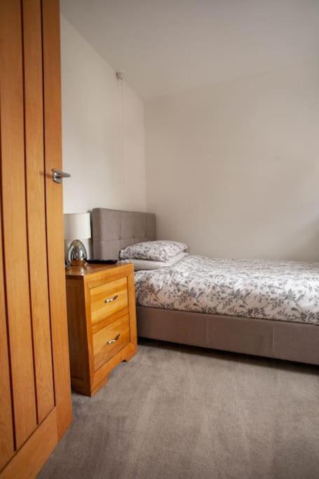 Three Bedroom House, Driveway, Bracknell Centre Εξωτερικό φωτογραφία