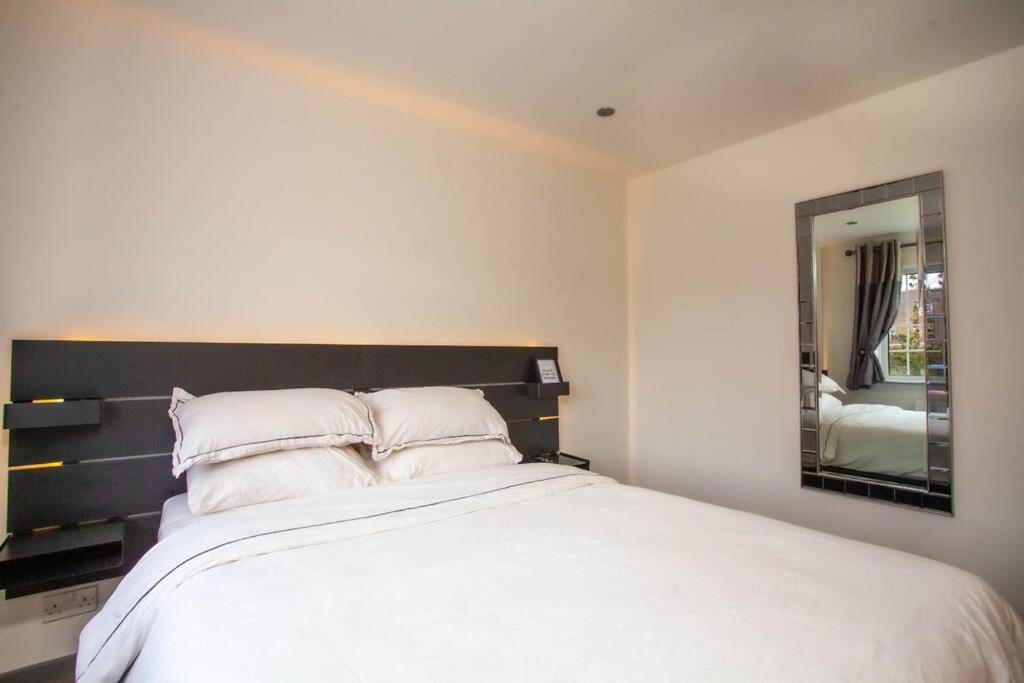 Three Bedroom House, Driveway, Bracknell Centre Εξωτερικό φωτογραφία