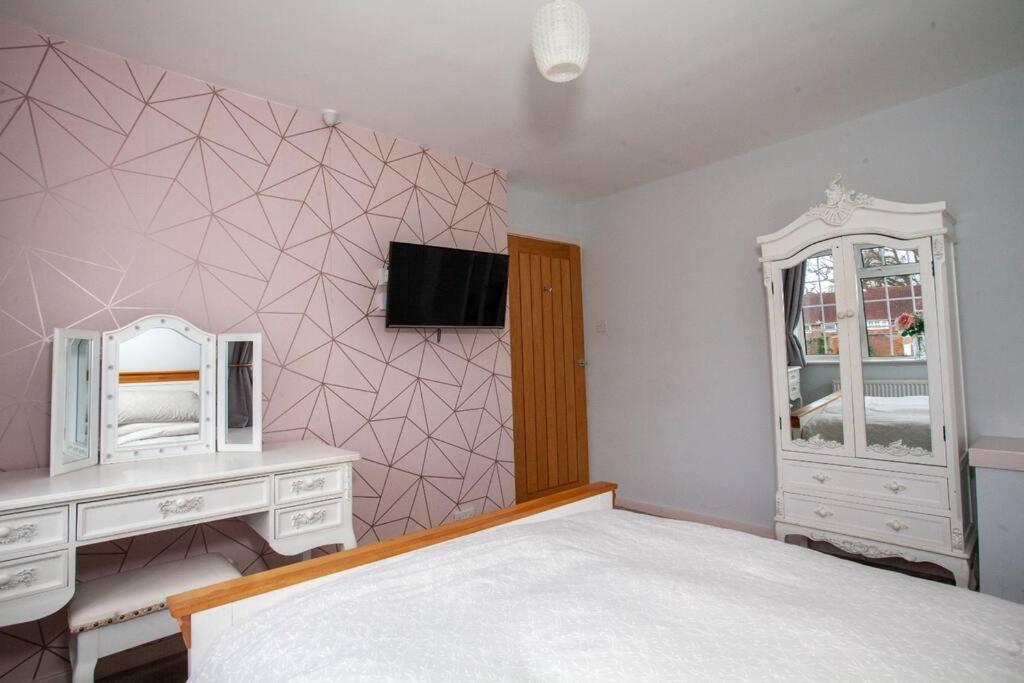 Three Bedroom House, Driveway, Bracknell Centre Εξωτερικό φωτογραφία