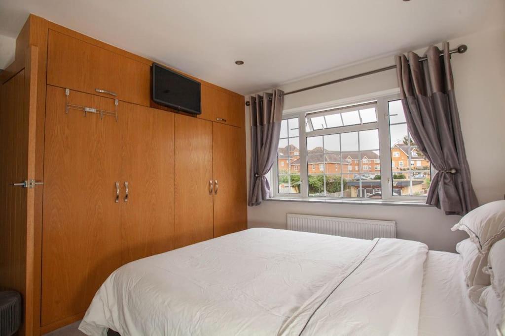 Three Bedroom House, Driveway, Bracknell Centre Εξωτερικό φωτογραφία