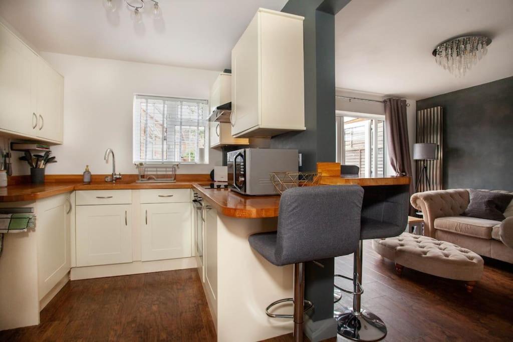 Three Bedroom House, Driveway, Bracknell Centre Εξωτερικό φωτογραφία