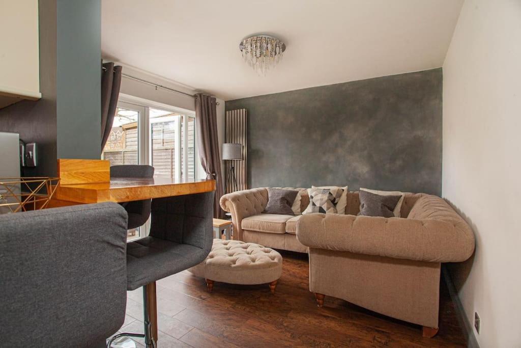 Three Bedroom House, Driveway, Bracknell Centre Εξωτερικό φωτογραφία