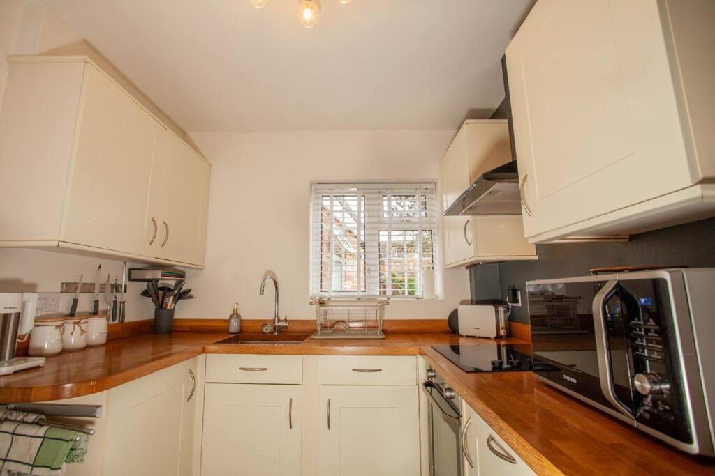 Three Bedroom House, Driveway, Bracknell Centre Εξωτερικό φωτογραφία