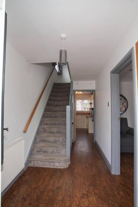 Three Bedroom House, Driveway, Bracknell Centre Εξωτερικό φωτογραφία