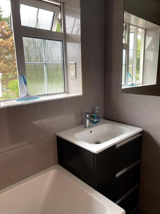 Three Bedroom House, Driveway, Bracknell Centre Εξωτερικό φωτογραφία