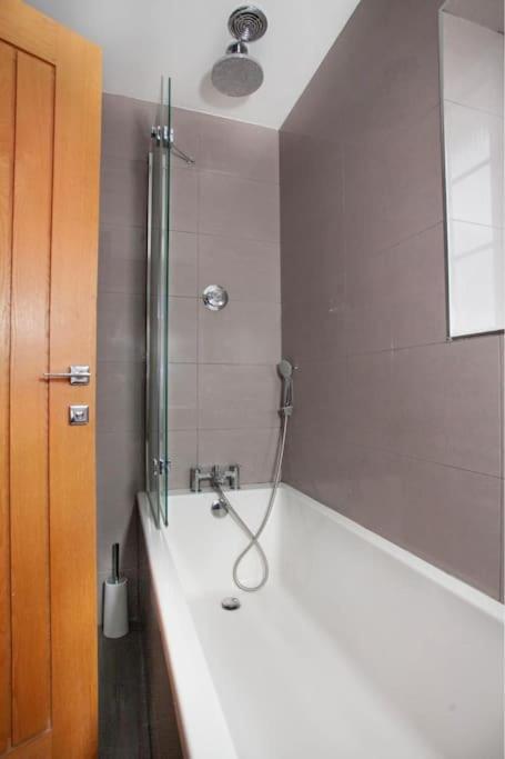 Three Bedroom House, Driveway, Bracknell Centre Εξωτερικό φωτογραφία