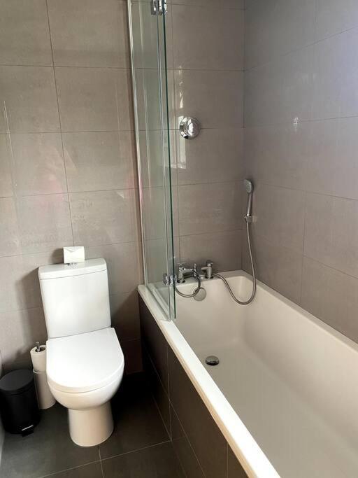 Three Bedroom House, Driveway, Bracknell Centre Εξωτερικό φωτογραφία