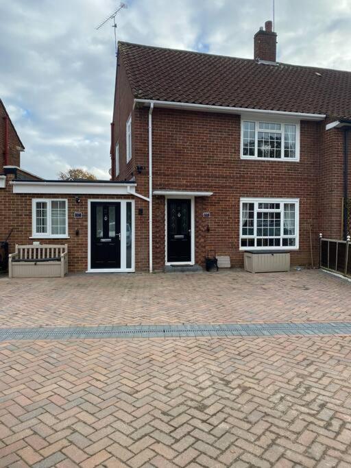 Three Bedroom House, Driveway, Bracknell Centre Εξωτερικό φωτογραφία