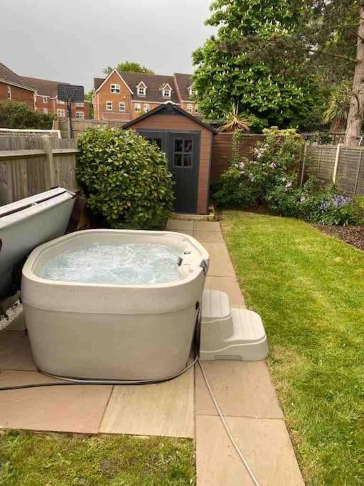 Three Bedroom House, Driveway, Bracknell Centre Εξωτερικό φωτογραφία