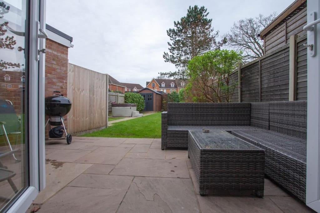 Three Bedroom House, Driveway, Bracknell Centre Εξωτερικό φωτογραφία